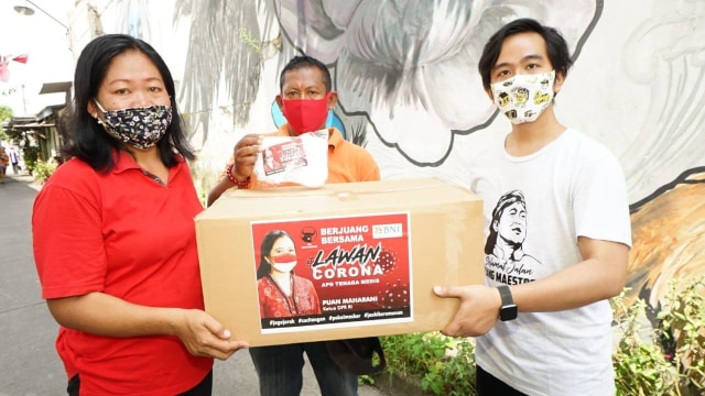 Gibran Rakabuming menyalurkan bantuan masker dari Puan Maharani di Solo, Jawa Tengah. Foto: Dok. DPR