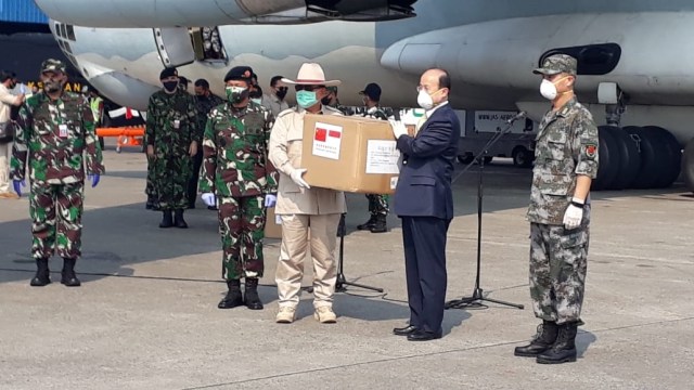 Menteri Pertahanan Prabowo Subianto terima bantuan Aalat kesehatan dari China. Foto: Dok. Humas Kemhan RI