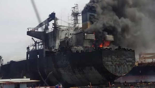 Kapal Tanker di Belawan terbakar. Foto: SumutNews