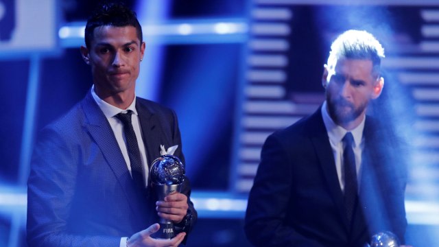 Persaingan Ronaldo dan Messi masih berlanjut. Foto: Reuters/Eddie Keogh