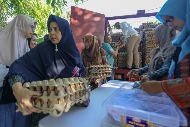 Telur ayam menjadi satu di antara empat komoditi barang pokok yang bakal dijual di pasar murah secara serentak di Aceh, 13-16 Mei 2020. Foto: Suparta/acehkini 