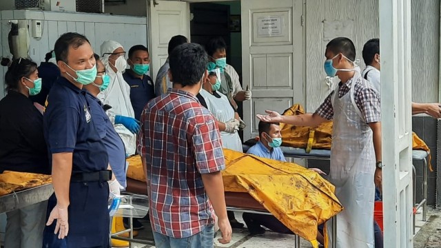 Dua jenazah korban tewas kapal tanker di Belawan saat diserahterimakan ke pihak keluarga di RS Bhayangkara Medan. Foto: Dok. Istimewa