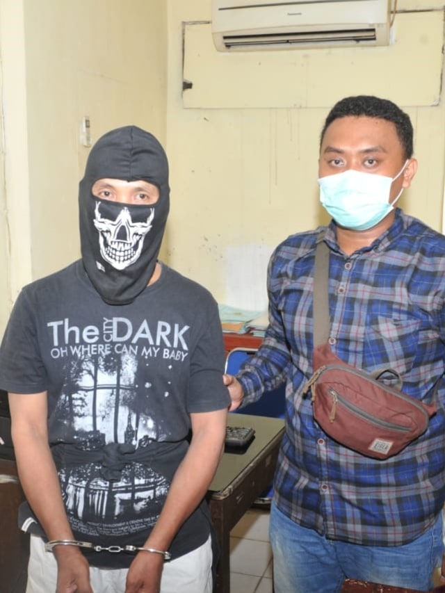 AA (Kiri) tukang roti yang menyekap istrinya dan juga mengubur jasad perempuan muda dengan gangguan jiwa di halaman rumahnya di Griya Parung Panjang, Bogor. Foto: Dok. Istimewa