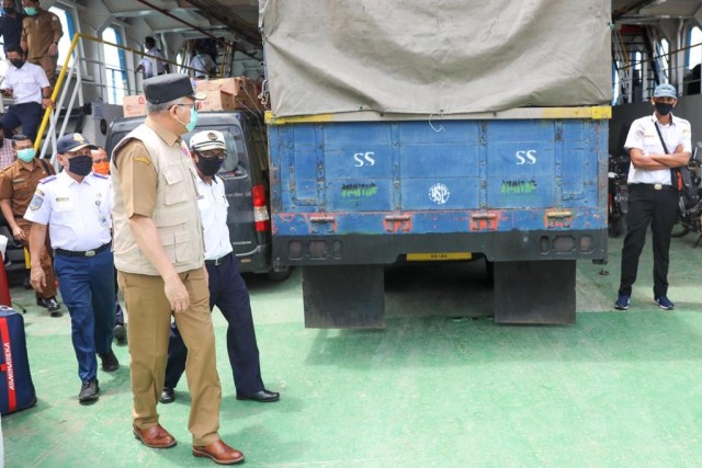 Plt Gubernur Aceh, Nova Iriansyah, saat meninjau pengiriman logistik ke Sabang menggunakan transportasi laut, Selasa (12/5) sore. Foto: Humas Setda Aceh