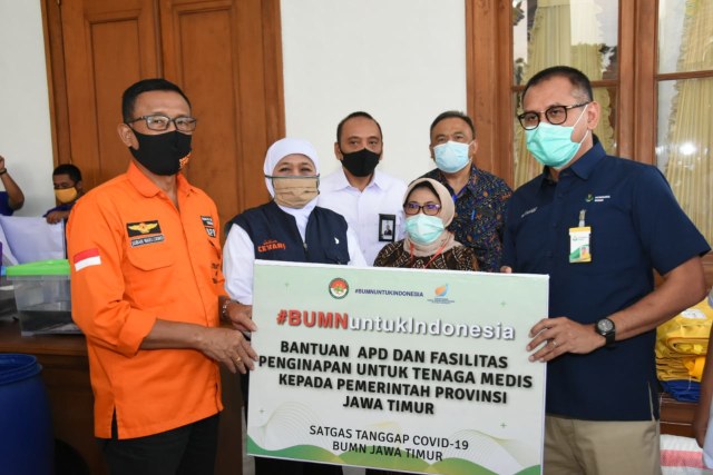 Penyerahan simbolis bantuan APD dari Satgas BUMN Jatim kepada Pemprov dan BPBD Jatim. Foto : Istimewa