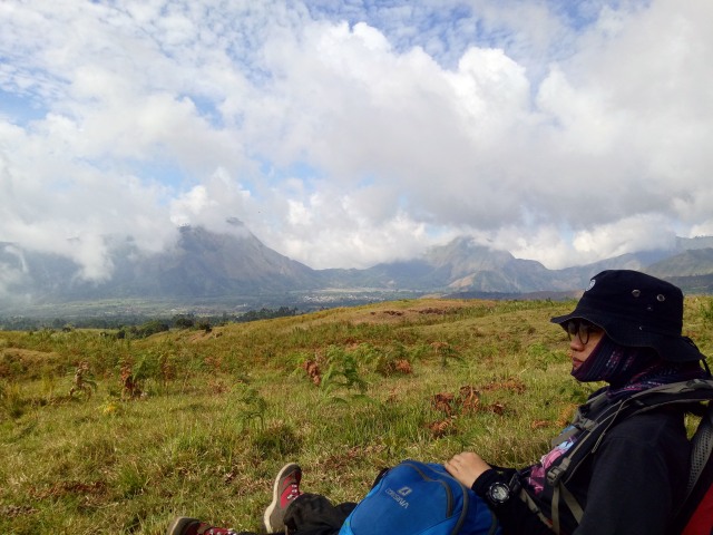Memandangi indahnya pemandangan Desa Sembalun dari atas bukit. Dok: pribadi.