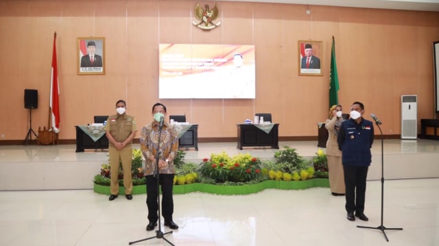 Tito Karnavian salurkan bantuan masker dan hand sanitizer