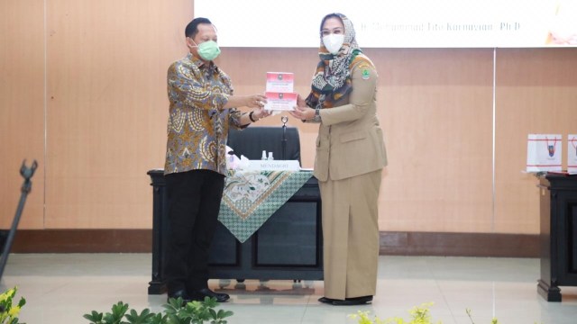 Tito Karnavian salurkan bantuan masker dan hand sanitizer