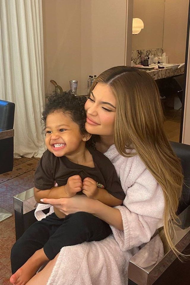 Kylie Jenner dan anaknya Stormi. Foto: Instagram @kyliejenner