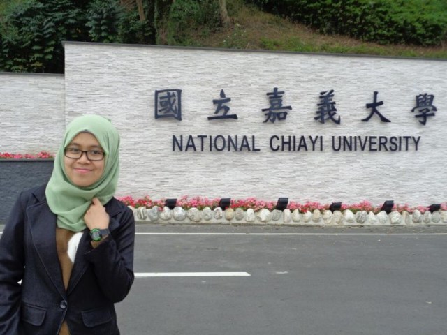 TERUJI: Penulis berpose di depan kampus National Chiayi University, Taiwan. Foto: dokumen pribadi for wartabromo.