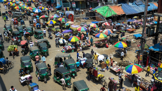 Suasana keramaian di pasar tradisional selama karantina wilayah di Dhaka, Bangladesh (12/5). Foto: AFP/MUNIR UZ ZAMAN 