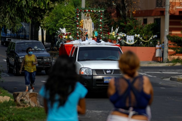Warga berdoa saat  mengikuti prosesi penghormatan untuk Bunda dari Fatima di tengah lockdown di San Salvador, El Salvador, Rabu (13/5). Foto: REUTERS / Jose Cabezas