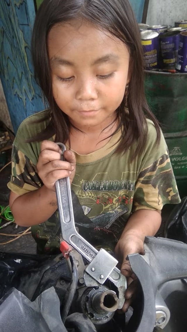 Viral Video Aksi Montir Perempuan Umur 8 Tahun di Jawa