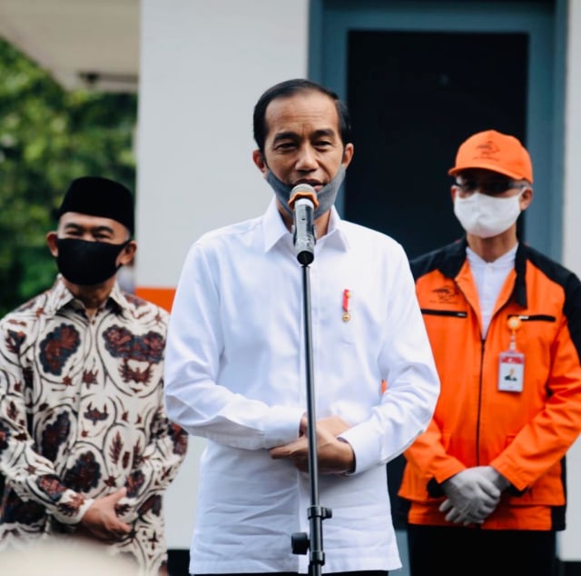 Presiden Joko Widodo (tengah) saat meninjau penyerahan Bantuan Sosial Tunai (BST) di Kantor Pos Bogor, Jawa Barat, Rabu (13/5). Foto: Lukas - Biro Pers Sekretariat Presiden