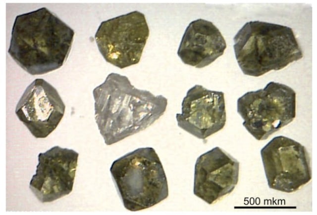 Berlian kecil yang ditemukan dari puing-puing letusan Gunung Berapi Tolbachik di Rusia. Foto: Galimov et al. 2020 American Mineralogist