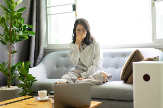 Ilustrasi gangguan pernafasan akibat polusi indoor. Foto: Shutterstock