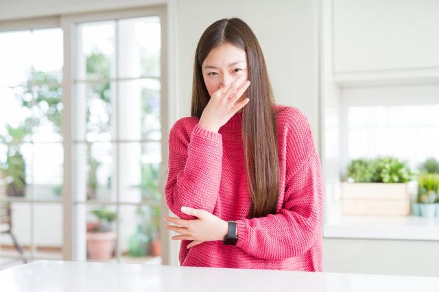 Ilustrasi menutup hidung. Foto: Shutterstock