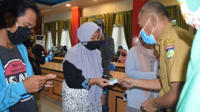 Pemkot Palu Salurkan 2000 Kartu Sembako Bantuan Kemensos RI (69867)