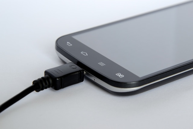 Ilustrasi pengisian daya baterai smartphone. Foto: pixabay