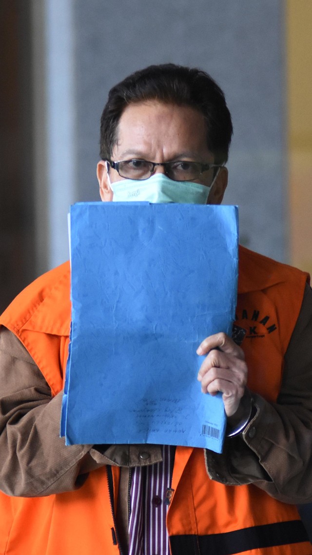 Tersangka mantan Kepala Dinas PUPR Kabupaten Mojokerto Zainal Abidin meninggalkan gedung KPK usai menjalani pemeriksaan di Jakarta, Rabu (13/5/2020). Foto: ANTARA FOTO/Indrianto Eko Suwarso