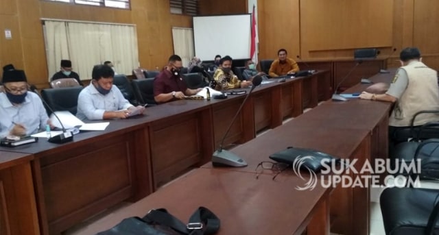 Rapat banggar DPRD dan TAPD di kantor DPKUKM Kabupaten Sukabumi, Selasa kemarin | Sumber Foto:Istimewa