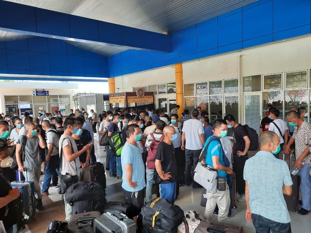 Ratusa WNA asal China di Bandara Baabullah Ternate. Foto: Hasbi