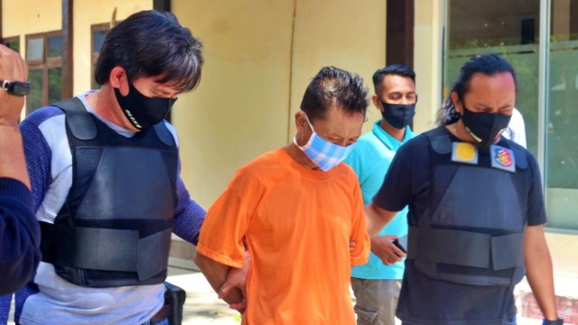 Is, dibekuk jajaran Polres Gorontalo setelah menyekap remaja laki-laki berusia 16 tahun. Rabu, (13/5). Foto: Dok banthayo.id (Wawan Akuba)