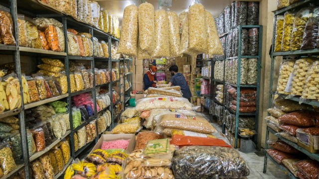 Pembeli berada di lapak penjual kue kering dalam kemasan di Jalan Raya Bogor, Ciracas, Jakarta, Rabu (13/5/2020).  Foto: ANTARA/GALIH PRADIPTA