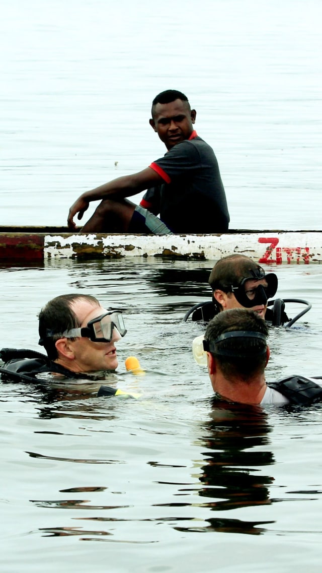 Tim penyelam dari maskapai Mission Aviation Fellowship (MAF) mencari kotak hitam di lokasi jatuhnya pesawat terbang milik MAF kawasan Danau Sentani. Foto: ANTARA FOTO/Gusti Tanati