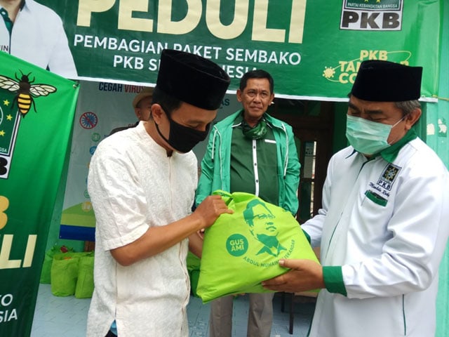 Penyaluran bantuan paket sembako dari Cak Imin kepada warga di Kabupaten Kuningan. (Andri Yanto)