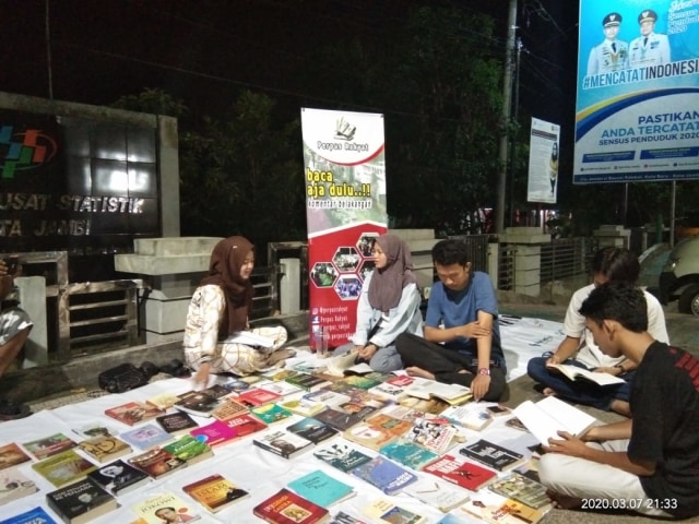 Lapak baca yang digelar Perpus Rakyat di salah satu pedesterian di Kota Jambi. Foto: Perpus Rakyat