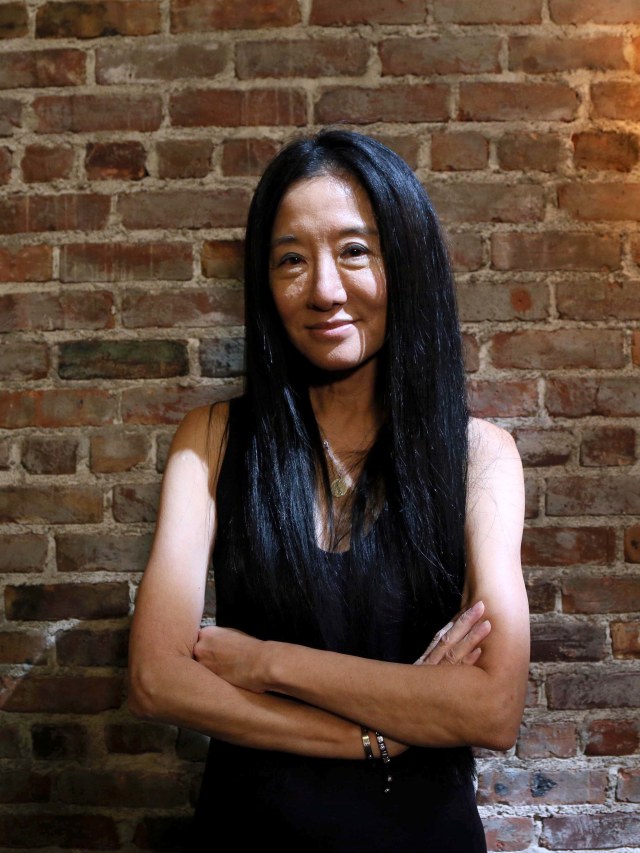 Desainer Vera Wang berfoto di belakang panggung setelah presentasinya di New York Fashion Week. Foto: AFP/TREVOR COLLENS