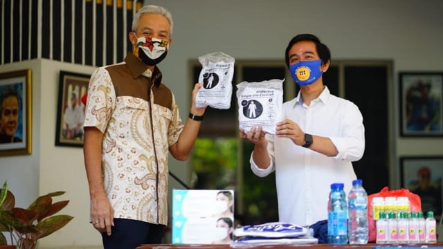 Gibran Rakabuming Raka saat menyerahkan bantuan masker kepada Gubernur Jawa Tengah. (Agung Santoso)