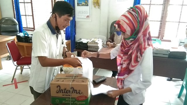 DONI Herman Ginting, warga Padang Bulan, Senapelan, Pekanbaru, mengembalikan paket sembako diduga tak sesuai yang dianggarkan, Rabu (13/5/2020). 