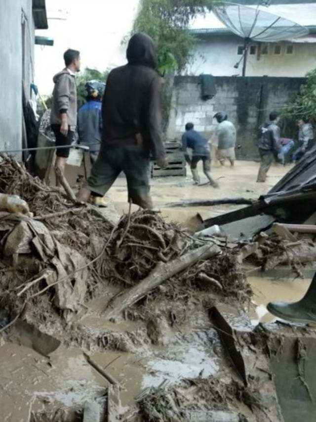 Warga membantu mengevakuasi korban dan harta benda usai banjir bandang yang membawa material batu dan kayu di Desa Paya Tumpi Baru, Kebayakan, Aceh Tengah. Foto: ANTARA FOTO/Kurnia Muhadi