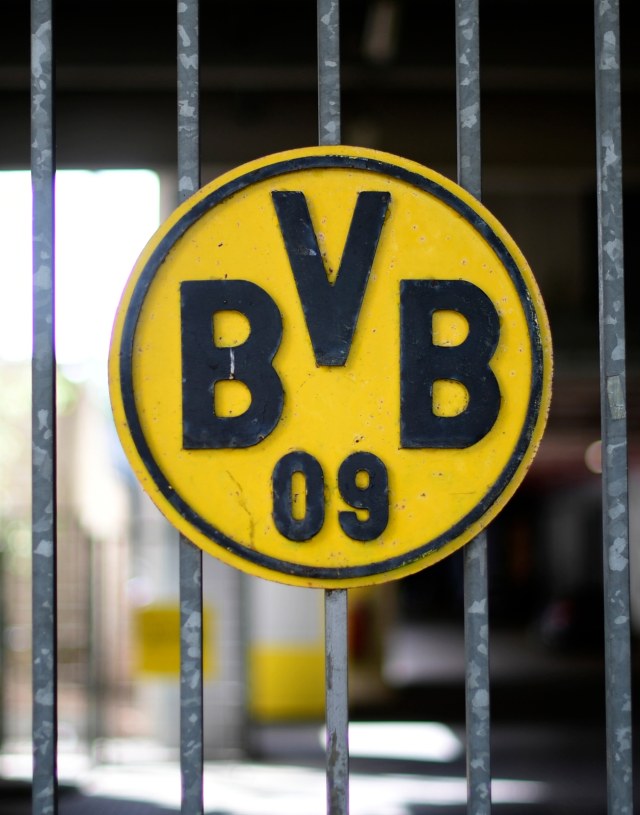 Logo Borussia Dortmund di pagar Signal Iduna Park. Foto: AFP/Ina Fassbender