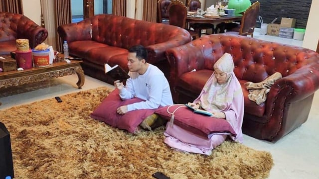 Zaskia Gotik Posting Foto Ngaji Bareng Suami, Netizen: Ya Allah Adem Lihatnya (63939)
