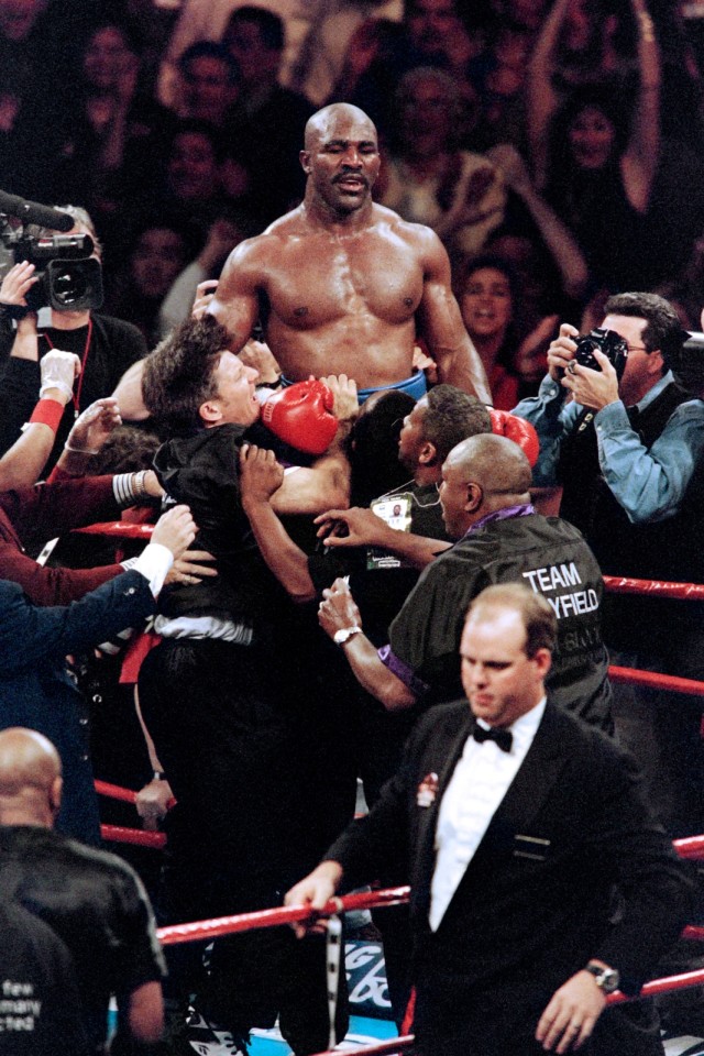 Evander Holyfield merayakan kemenangan atas Mike Tyson pada 1996. Foto: AFP/Vince Bucci