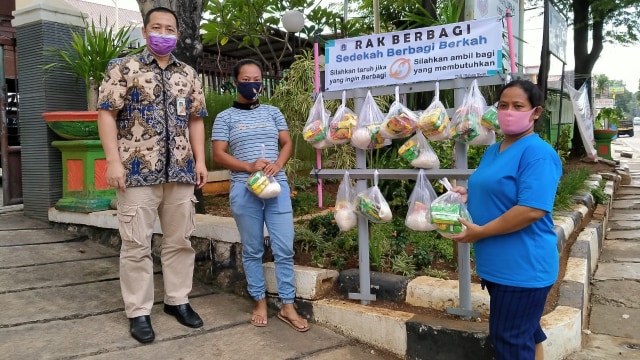 Kantor kelurahan kebon baru menyiapkan Rak Berbagi untuk masy yang ingin berbagi selama pandemi COVID-19. Foto: Dok. Istimewa