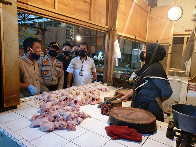 Petugas dari Polres Majalengka menggelar sidak ke Pasar Kadipaten. (Rd Algifari Suargi)