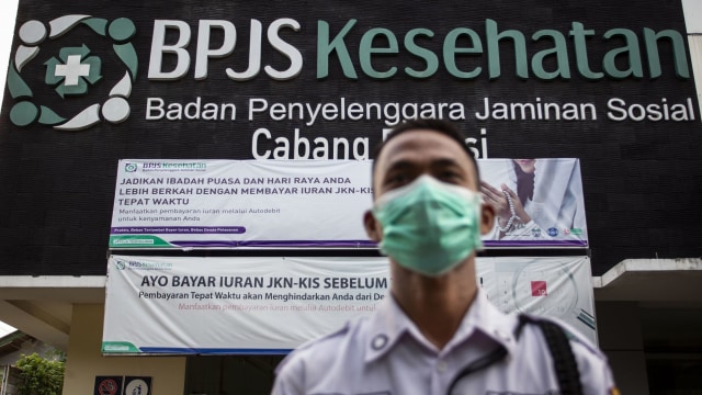 Petugas keamanan berjaga di depan kantor BPJS Kesehatan di Bekasi, Jawa Barat. Foto:  ANTARA FOTO/Dhemas Reviyanto