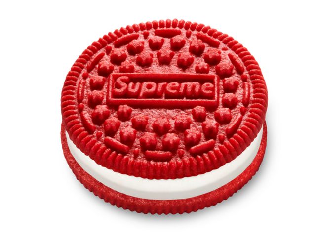Kembali membuat gebrakan, Supreme berkolaborasi dengan merk makanan terkenal, yakni Oreo | Photo by Twitter/@TheSupremeSaint