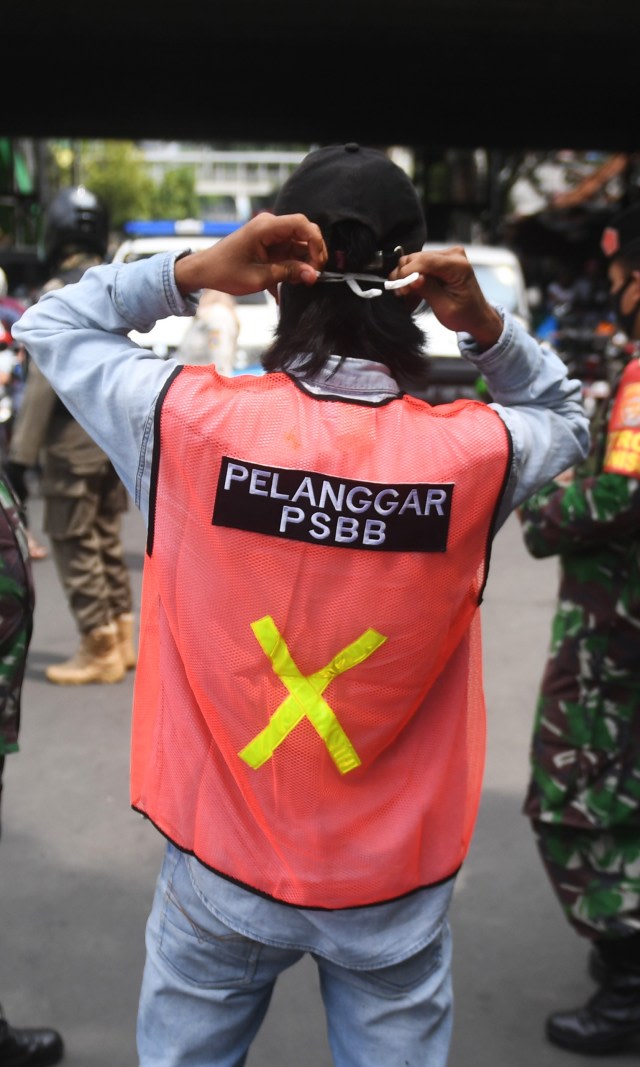 Ilustrasi pelanggar PSBB. (foto: dok. Antara)