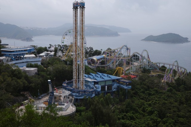 Suasana taman hiburan Ocean Park, yang saat ini ditutup karena wabah virus corona, di Hong Kong. Foto: Reuters/TYRONE SIU