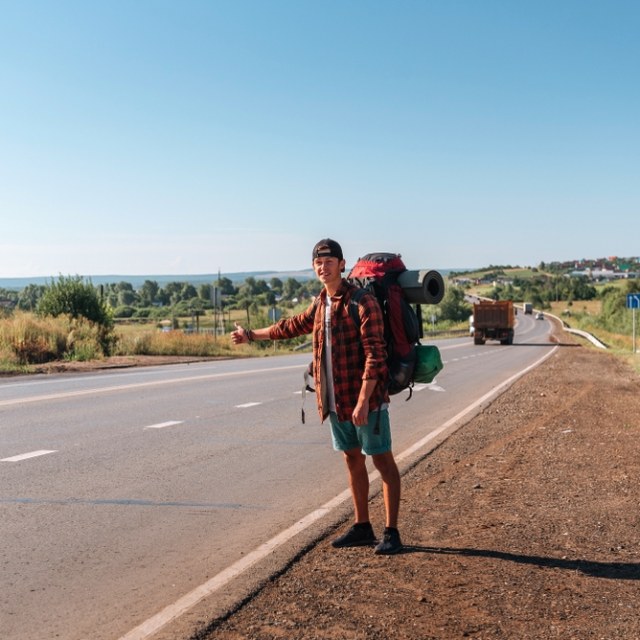 Hitchhiking menjadi salah satu cara traveler bujet untuk bisa sampai di tujuan tanpa mengeluarkan uang Foto: Shutterstock