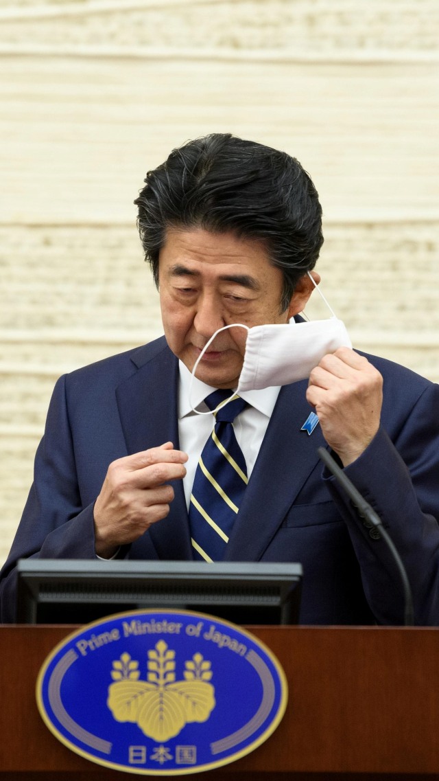 Perdana Menteri Jepang Shinzo Abe saat konferensi pers di Tokyo, Jepang. Foto: Akio Kon/Pool via REUTERS