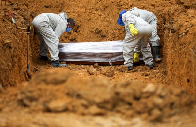 Pemakaman massal korban Corona di Parque Formosa,Manaus, Brasil. Foto: REUTERS/Bruno Kelly
