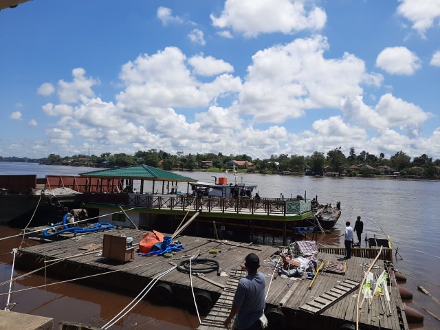 Proses evakuasi kapal wisata Majelis Adat Budaya Melayu (MABM) Sintang Bidar Pelangi Jubair dengan menggunakan ponton. Foto: Yusrizal/Hi!Pontianak