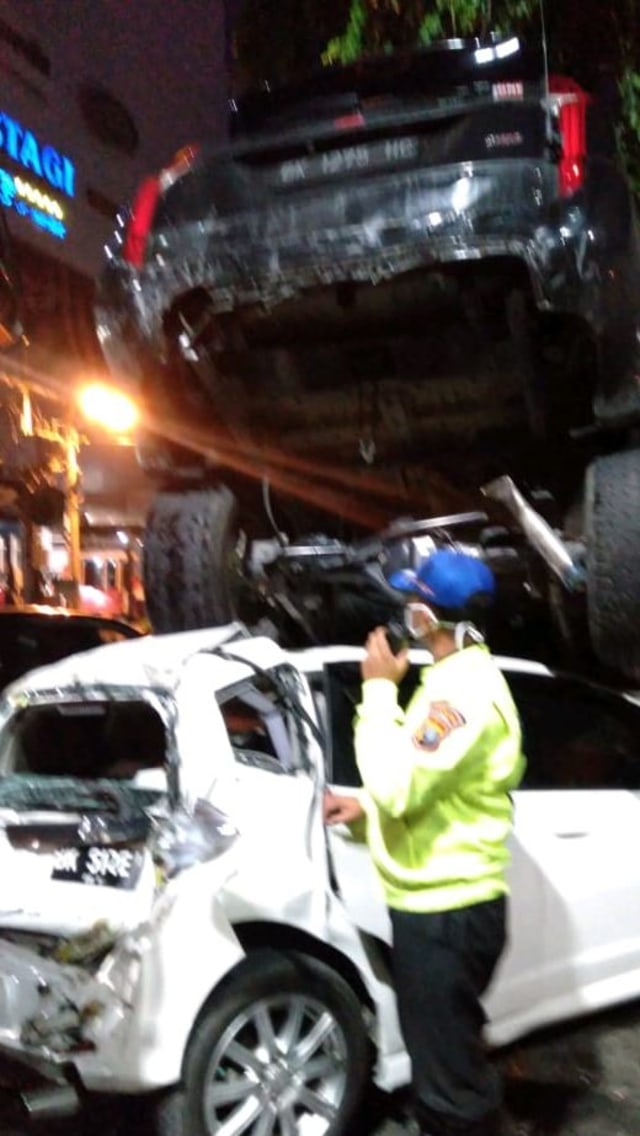 Kondisi mobil yang terlibat kecelakaan beruntun di Jalan Gagak Hitam Kelurahan Sei Sikambing B Kecamatan  Medan Sunggal, Kota Medan, Kamis (14/5). Foto: Dok. Istimewa