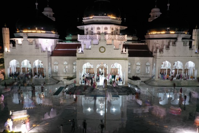 Masjid Raya Baiturrahman di Banda Aceh pada malam pertama pelaksanaan salat Tarawih Ramadhan 1441 Hijriah. Foto: Abdul Hadi/acehkini